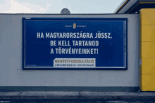 a billboard on a wall that says " ha magyarországra josz "