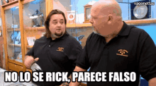 two men are standing next to each other with the words no lo se rick parece falso above them