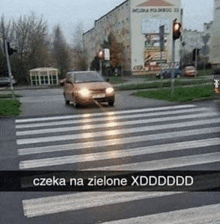 a car is driving over a zebra crossing with a caption that says czka na zielone xddddd