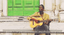 a man playing a guitar in front of a green door with the words " o clima e de partida vou da sequencia na vida "