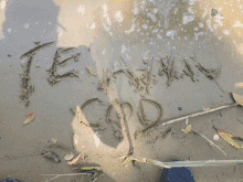 the word teman is written in the sand on the beach