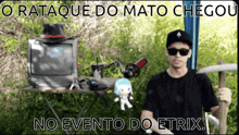 a man holding a pickaxe stands in front of a television and a microphone with the words no evento do etrix below him