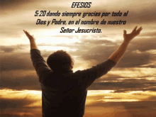 a man with his arms in the air with the words efesios 5:20 dando siempre gracias por todo