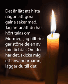 a candle is lit up in the dark with a quote in a foreign language below it