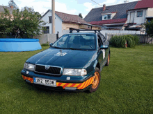 a blue car with a license plate that says 2e2 9538