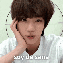 a close up of a person 's face with the words soy de sana on the bottom right