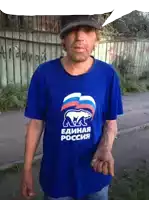 a man wearing a blue shirt that says " единая россия " on it