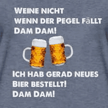 a t-shirt with two mugs of beer and the words `` weine nicht wenn der pegel fällt dam dam ! ''