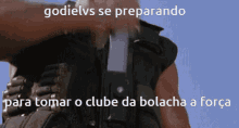 a man holding a gun with the words godielvs se preparando written below him