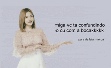 a woman in a pink top and white skirt stands in front of a purple background with the words miga vc ta confusindo