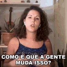 a woman wearing ear buds says " como e que a gente muda isso " in a video