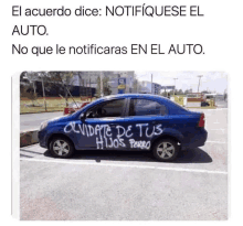 a blue car with the words olvidate de tus hijos perro painted on the side