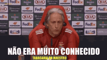 a man sitting in a red chair with the words não era muito conhecido written below him