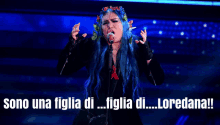 a woman with blue hair singing into a microphone with the words sono una figlia di figlia di loredana written below her