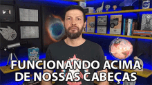 a man with a beard is standing in front of a bookshelf with the words funcionando acima de nossas cabecas