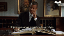 a man in a suit and tie is reading a book with the words hoje as pessoas estão muito grossas written below him