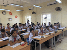 a classroom with a clock on the wall that says duan