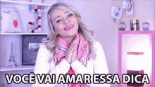 a woman says voce vai amar essa dica in front of a shelf