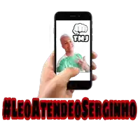 a hand is holding a cell phone with a picture of a man on the screen and the words #leoatendeoserginho below it