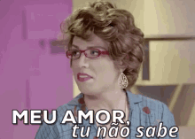 a woman is wearing glasses and earrings and says meu amor tu não sabe