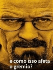 a close up of a man 's face with glasses and the words `` e como isso afeta o gremio ? ''