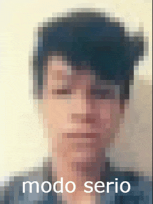 a blurred image of a person with the words modo serio below them