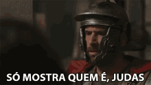 a man wearing a helmet with the words so mostra quem e judas above him