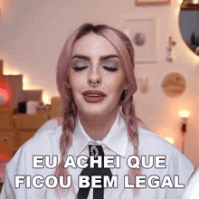 a woman with pink hair says eu achei que ficou bem legal in a foreign language