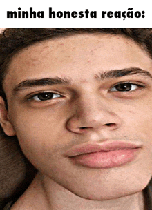 a close up of a man 's face with the words `` minha honesta reacao '' above it .