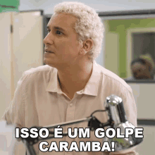 a man with white hair says isso é um golpe caramba