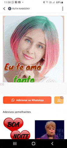 a phone screen shows a woman with pink and green hair and says eu te amo tanto