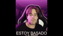 a man is sitting in a chair with a purple background and the words estoy basado below him