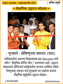 a picture of a man cutting a red ribbon with a caption in a language other than english