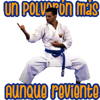 a man in a white karate uniform with a blue belt and the words " un polvoron mas aunque reviente " below him