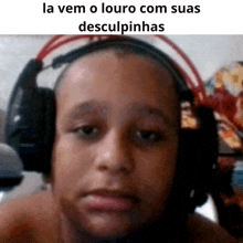 a man wearing headphones with the caption la vem o louro com suas desculpinhas