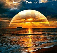 a sunset over a body of water with the words bonsoir belle soirée