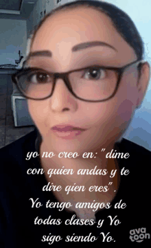 a woman wearing glasses says yo no creo en dime con quien andas y te dire quen eres