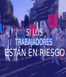 a group of people holding signs with the words " si los trabajadores estan en riesgo "