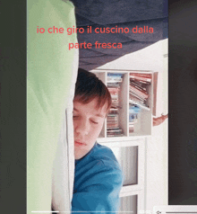 a video of a boy with the words io che giro il cuscino dalla parte fresca