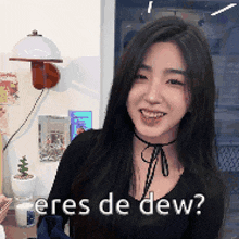 a woman is smiling with the words " eres de dew " written below her