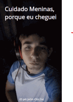 a picture of a boy with headphones and the words " cuidado meninas porque eu cheguei "