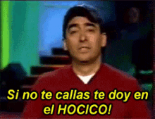 a man in a red shirt says si no te callas te doy en el hocico