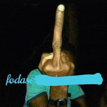 a person is giving the middle finger and the word fodase is visible