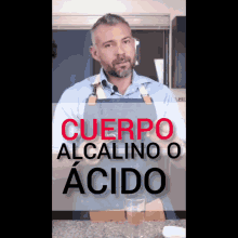 a man in an apron stands in front of a glass of water with the words cuerpo alcalino o acido on the bottom