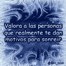 a blue background with the words `` valora a las personas que realmente te dan motivos para sonreir ''