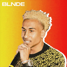 a man with blonde hair is holding a microphone in front of a red and yellow background that says blinde