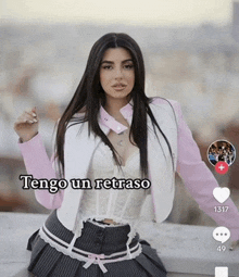 a woman sitting on a ledge with the words " tengo un retraso " on the bottom