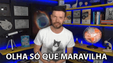 a man wearing a white t-shirt with a cat on it says olha so que maravilha