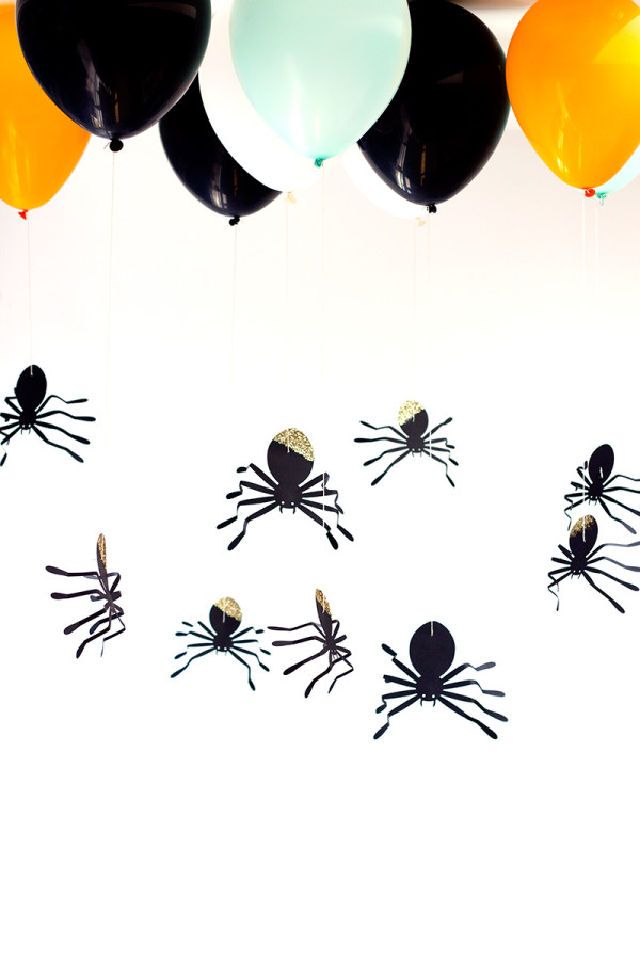 DIY Hanging Spider Balloons