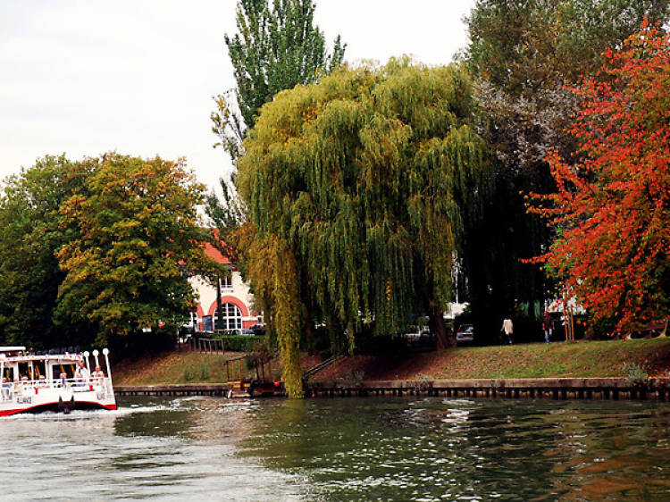 Marne River Loop Day Cruise with Lunch on Board